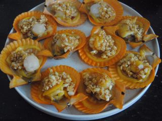 10、蒜蓉扇贝,把蒜蓉放在扇贝上