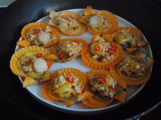11、蒜蓉扇贝,放上辣椒圈，大火蒸煮10分钟即可