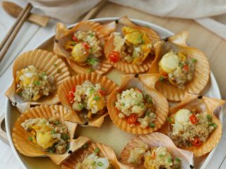 12、蒜蓉扇贝,出锅撒上葱花装饰即可食用，香！