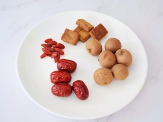 1、桂圆红枣茶,准备好材料