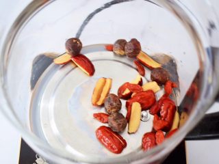 4、桂圆红枣茶,把洗干净的桂圆、红枣、枸杞放入养生壶中