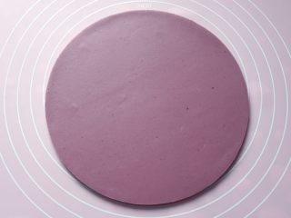 6、紫薯花馒头,将发酵好的面团排气揉匀后，擀成厚薄均匀的大圆饼。