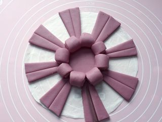 10、紫薯花馒头,再将每份切开，一切为二，如上图。