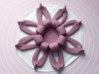 11、紫薯花馒头,两条为一组，用手从边缘处捏起来，捏好如上图。