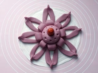 16、紫薯花馒头,在小圆球的中间放上一颗红枣就OK啦。