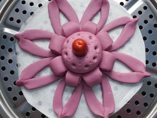 17、紫薯花馒头,做好的紫薯花馒头进行二次发酵，观察馒头的体积变大，且表面有蓬松起发状态时，上锅蒸制，上汽后蒸20分钟左右，关火焖5分钟即可。