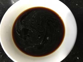 2、红枣面包,红糖加入清水融化开,你可以用温水然后冷却即可,可以提前10分钟做好