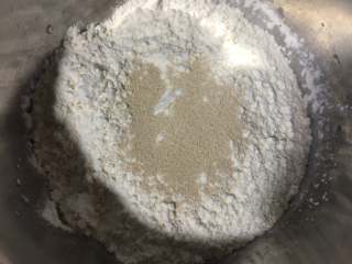 3、红枣面包,面粉里加入酵母粉
