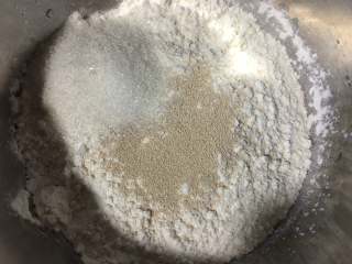 4、红枣面包,加入白糖