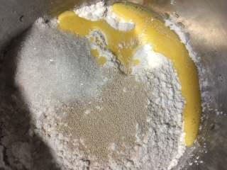 5、红枣面包,加入鸡蛋液