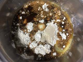 6、红枣面包,加入红糖水,然后搅拌机揉至扩展阶段,你也可以用手揉