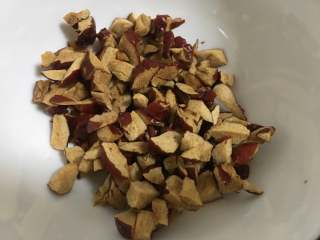 7、红枣面包,这个时间段准备红枣,红枣去掉核,然后切成黄豆大小