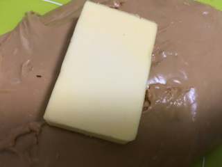 9、红枣面包,面团成扩展阶段,放入黄油