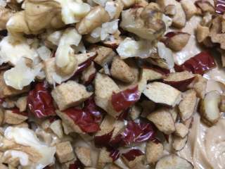 11、红枣面包,加入红枣和核桃揉至均匀