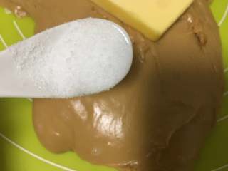 10、红枣面包,然后加入食盐,然后揉至出膜状态