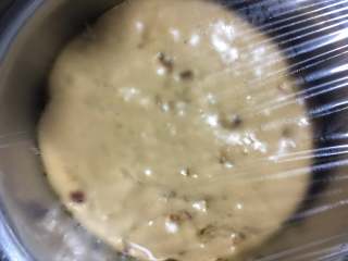 13、红枣面包,发酵好的面团涨大2倍的量,并用手指按下去不会迅速回弹即可。