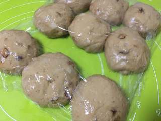 14、红枣面包,将发酵好的面团先称出总重量,538g左右,你可以分成9份,每份60g,然后盖上保鲜膜松弛15分钟。