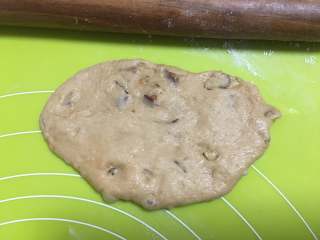 15、红枣面包,用擀面棍将面团擀成椭圆形,如果面团稍微湿,可以撒少许干粉