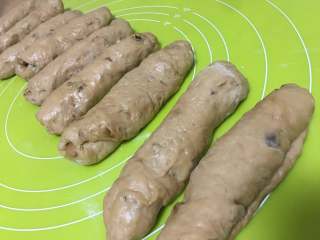 17、红枣面包,全部做好然后盖上保鲜膜,再松弛10分钟