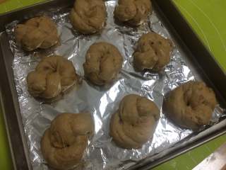 19、红枣面包,然后摆放在烤盘中,排放间隔留好,如果是不粘模具一定要垫上油脂或者锡纸