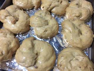 20、红枣面包,烤箱中放一碗开水,然后放入烤盘进行第二次发酵,约40-60分钟左右发酵至2倍大,然后刷上一层蛋液,你可以再撒上杏仁片,芝麻,亚麻籽之类的做装饰。