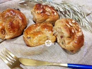 21、红枣面包,烤箱提前预热170度10分钟,然后165度烤20分钟即可,上色了记得盖上锡纸,注意自己的烤箱温度和脾气,别烤过头了