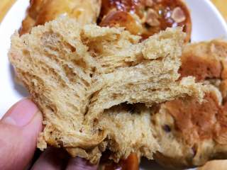 22、红枣面包,然后取出放在烤盘上晾凉即可,香甜松软,拉丝状态,孩子超喜欢。