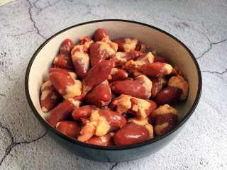 1、孜然烤鸡心串,鸡心:鸡杂之一。色紫红,形呈锥形、质韧,外表附有油脂和筋络。