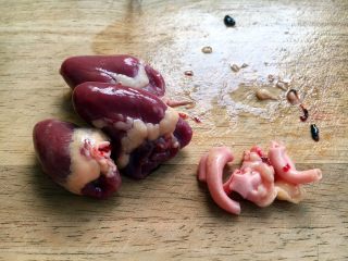 2、孜然烤鸡心串,切去鸡心外表的筋络。