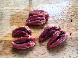 3、孜然烤鸡心串,也可将鸡心一切两开,这样更利于清洗鸡心里边的污血,烤起来也节省时间。