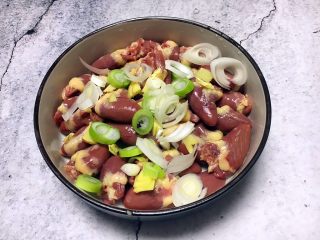 4、孜然烤鸡心串,腌制鸡心时先放入葱姜。