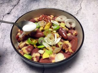 6、孜然烤鸡心串,放入适量的盐(依据个人口味的轻重)。