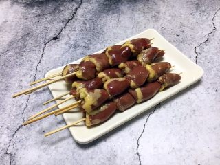 8、孜然烤鸡心串,用竹签子将鸡心穿成串。没有竹签子可直接将鸡心放在烤盘里烤。