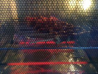 9、孜然烤鸡心串,烤箱的底部用锡箔纸垫上,为了便于清洗烤箱。将鸡心串放在烤箱的壁网上,置于烤箱的中层,烤箱上下火设置200度,先烤10分钟。