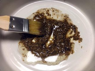 10、孜然烤鸡心串,在烤串期间,调一个孜然碗汁。在小碗里放入适量(1勺)的食用油,2g左右的孜然粉,2g左右的椒盐粉,搅拌均匀。