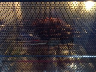 12、孜然烤鸡心串,放入烤箱继续烤5分钟,烤到最后一两分钟时孜然散发出香味,很诱人。