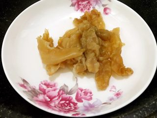 2、红枣枸杞花胶奶冻,凉透的花胶再用纯净水加姜片泡发18个小时