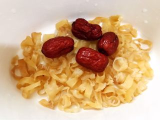 4、红枣枸杞花胶奶冻,加入红枣