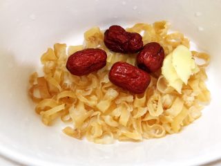 5、红枣枸杞花胶奶冻,加入姜片去腥