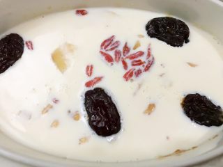 6、红枣枸杞花胶奶冻,炖至剩30分钟时加入枸杞