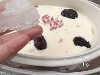 7、红枣枸杞花胶奶冻,加入冰糖调味