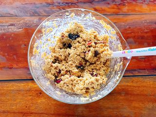 7、早餐+健康饮食之低脂无油无糖坚果燕麦饼,用勺子搅拌均匀！