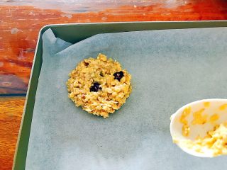 9、早餐+健康饮食之低脂无油无糖坚果燕麦饼,用勺子辅助，把燕麦糊摊成小圆饼，不易太厚，否则很难熟透，0.5㎝厚就可以了！