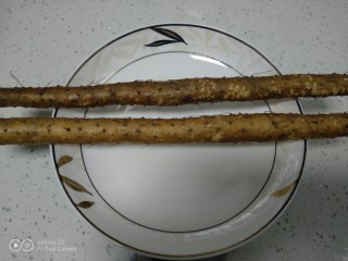 1、山药红枣糕,山药洗净。