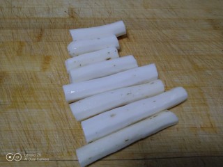 2、山药红枣糕,去皮。