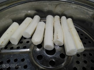 3、山药红枣糕,放入蒸锅蒸20分钟 。