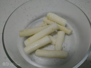 4、山药红枣糕,取出放入碗中。