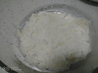 5、山药红枣糕,用勺子压成泥。