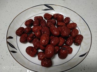 6、山药红枣糕,红枣洗净。