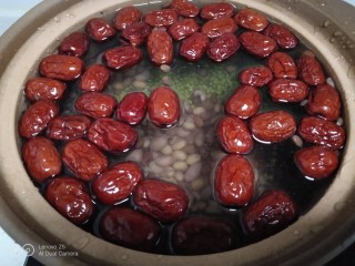 7、山药红枣糕,放入砂锅中。